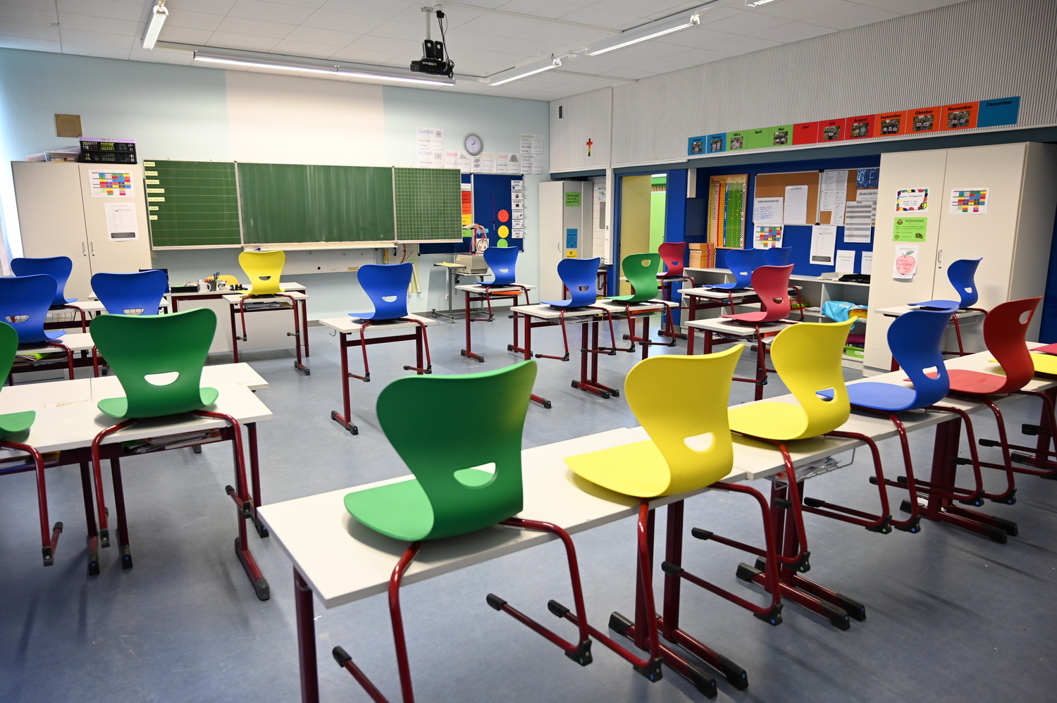 Bunte Stühle in leerem Klassenzimmer